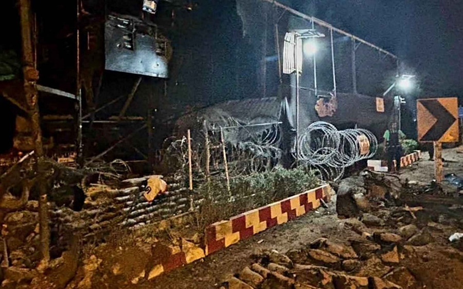 Ô tô gài bom lao vào trạm kiểm soát an ninh Thái Lan